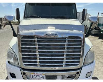 Used 2013 Freightliner Cascadia 125 48"L White Hood