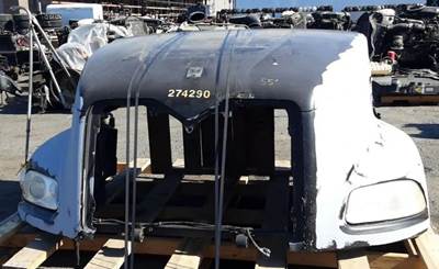 Mack Pinnacle CXU613 Hood for a Mack CXU613