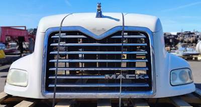 Mack Pinnacle CXU613 Hood for a Mack CXU613