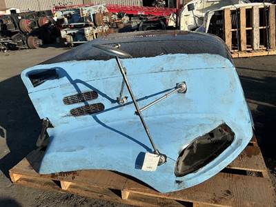 Mack Pinnacle CXU613 Hood for a Mack CXU613