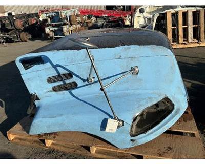 Mack Pinnacle CXU613 Hood for a Mack CXU613