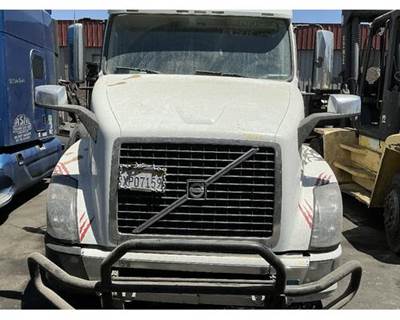 Used 2018 Volvo VNL Hood 56.5"L Complete Sleeper Cab