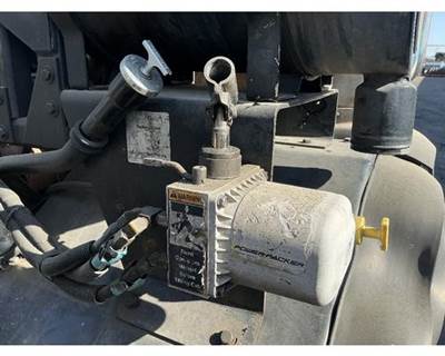 Peterbilt 320 Jack
