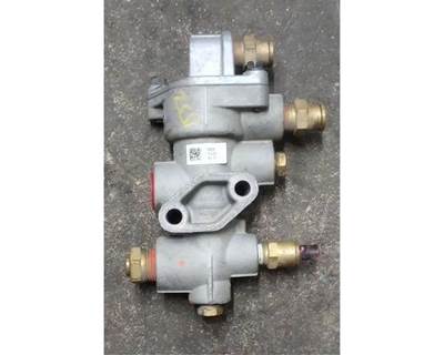 Used Bendix TP-3DC Tractor Protection Valve, Part # K055796, Fits 2022 Peterbilt 579