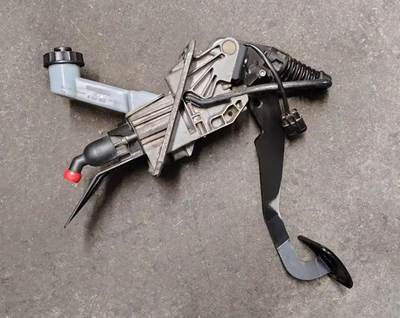 Freightliner Cascadia / Wabco Clutch Pedal Assembly w/ Reservoir, P/N