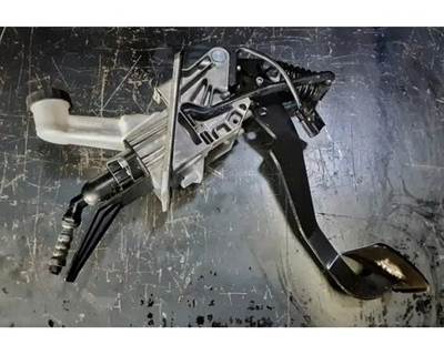 2013 Freightliner Cascadia 113 Wabco Clutch Pedal Assembly with Reservoir, Part # A02-14079-000