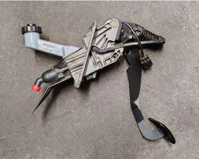 Freightliner Cascadia / Wabco Clutch Pedal Assembly w/ Reservoir, Part # A02-13485-000, 9650012080