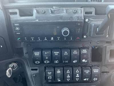 International LT625 Radio