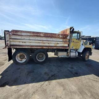 Ford 9000 Salvage Truck