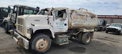 Ford LN8000 Salvage Truck