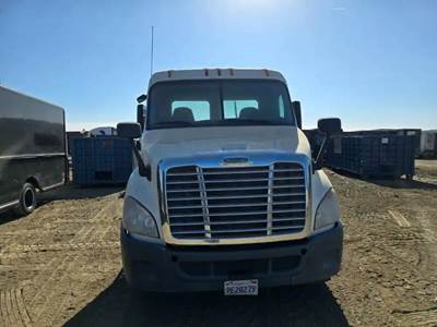 Freightliner Cascadia 113 Salvage Truck