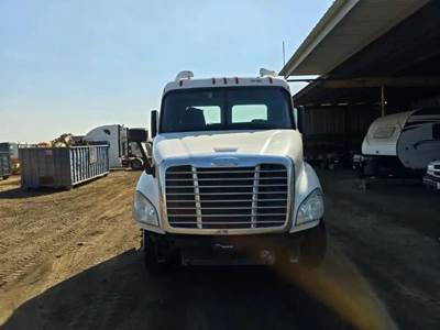 Freightliner Cascadia 113 Salvage Truck
