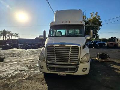 Freightliner Cascadia 113 Salvage Truck