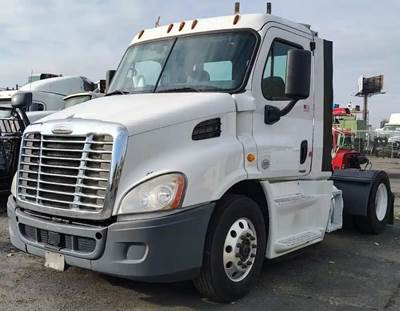 Freightliner Cascadia 113 Salvage Truck
