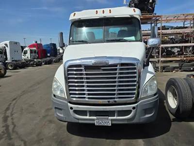 Freightliner Cascadia 113 Salvage Truck