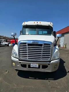 Freightliner Cascadia 113 Salvage Truck
