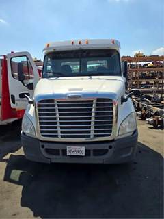 Freightliner Cascadia 113 Salvage Truck