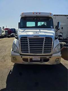 Freightliner Cascadia 113 Salvage Truck
