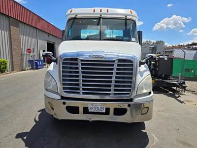 Freightliner Cascadia 113 Salvage Truck