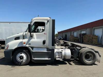 Freightliner Cascadia 113 Salvage Truck