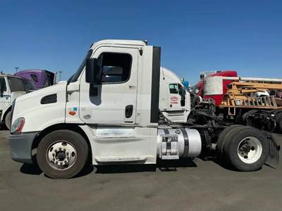 Freightliner Cascadia 113 Salvage Truck
