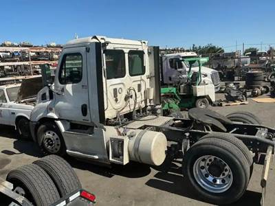 Freightliner Cascadia 113 Salvage Truck