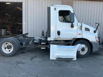 Freightliner Cascadia 113 Salvage Truck