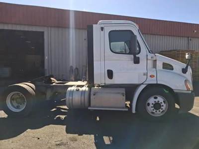 Freightliner Cascadia 113 Salvage Truck