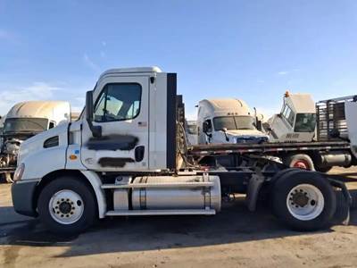 Freightliner Cascadia 113 Salvage Truck