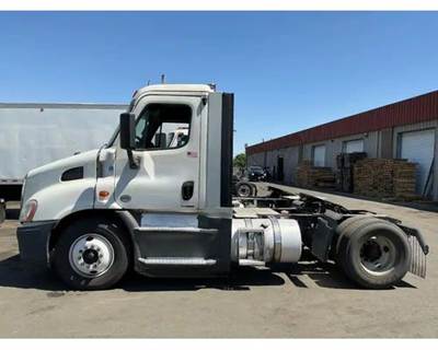 Freightliner Cascadia 113 Salvage Truck