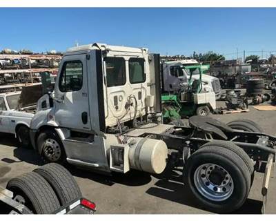 Freightliner Cascadia 113 Salvage Truck