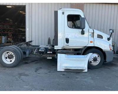 Freightliner Cascadia 113 Salvage Truck