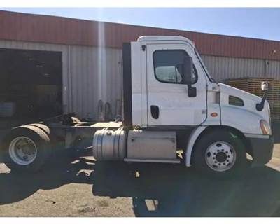 Freightliner Cascadia 113 Salvage Truck
