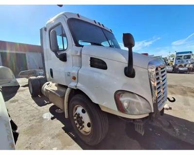 Freightliner Cascadia 113 Salvage Truck