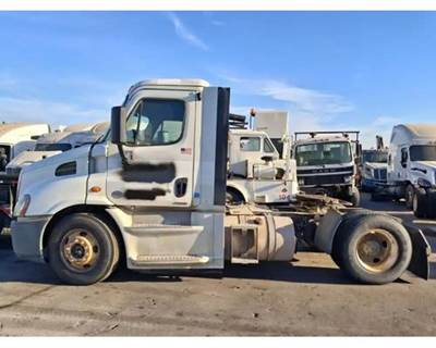Freightliner Cascadia 113 Salvage Truck