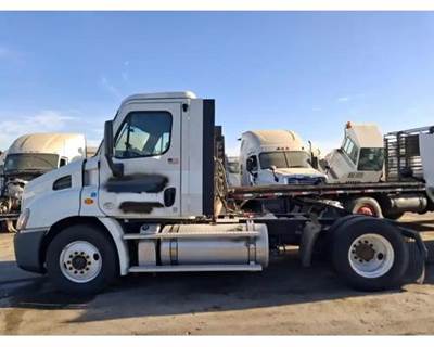 Freightliner Cascadia 113 Salvage Truck
