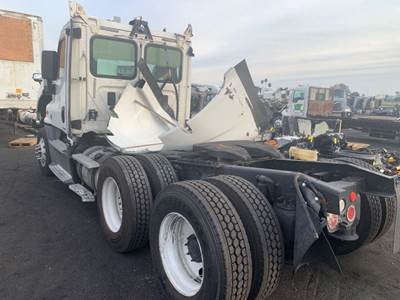 Freightliner Cascadia 125 Salvage Truck