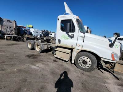 Freightliner Cascadia 125 Salvage Truck