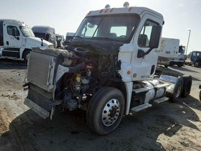 Freightliner Cascadia 125 Salvage Truck