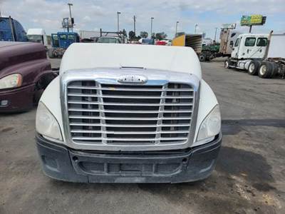Freightliner Cascadia 125 Salvage Truck