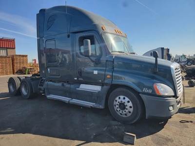 Freightliner Cascadia 125 Salvage Truck