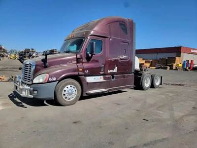 Freightliner Cascadia 125 Salvage Truck