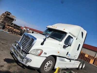 Freightliner Cascadia 125 Salvage Truck