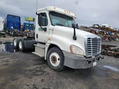 Freightliner Cascadia 125 Salvage Truck