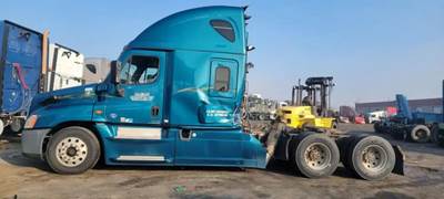 Freightliner Cascadia 125 Salvage Truck