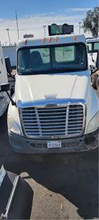 Freightliner Cascadia 125 Salvage Truck