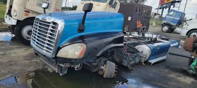 Freightliner Cascadia 125 Salvage Truck