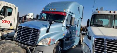 Freightliner Cascadia 125 Salvage Truck