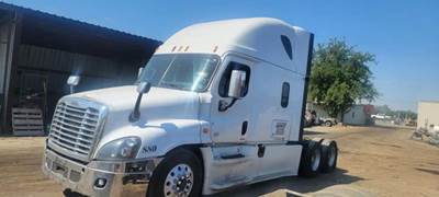 Freightliner Cascadia 125 Salvage Truck