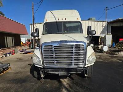 Freightliner Cascadia 125 Salvage Truck